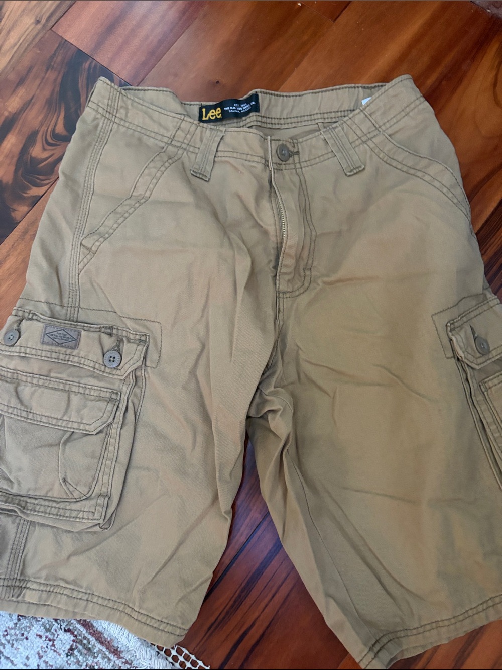 Lee Men's Tan Cargo Shorts with Multiple Pockets